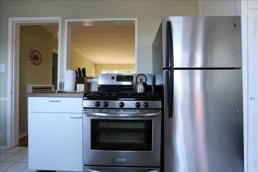 Venice Beachwood - 2 BR Recently remodeled Midcentury Design Suite 5 min Walk to Beach! - MOD 42167 10