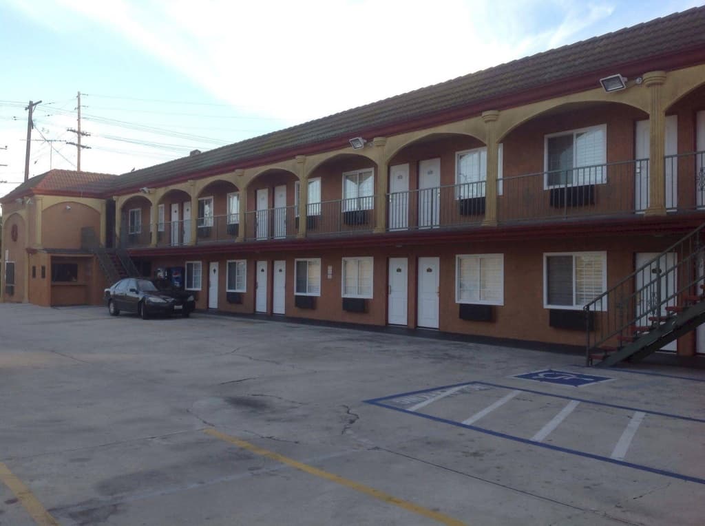 Bronco Motel South Central 2