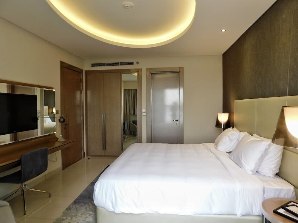 Luton Vacation Damac Paramount Tower 12