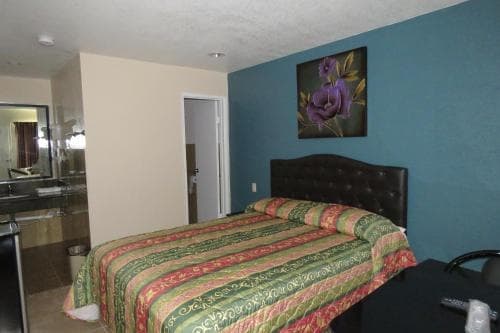 Foxys Den Motel 14