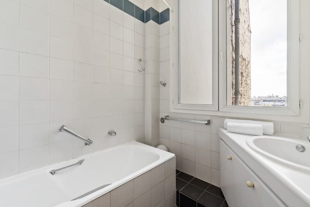 Stylish Vintage 3BR Apartment in Le Marais by GuestReady 7