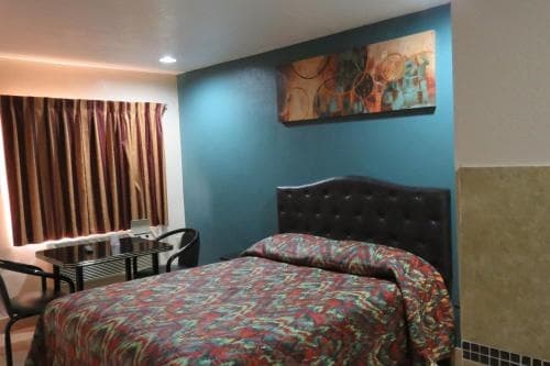 Foxys Den Motel 5