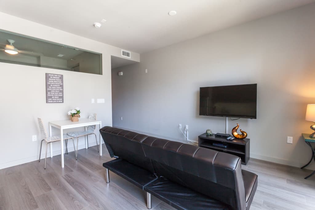 Tripbz 8th and Grand Suites 14