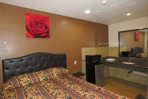 Foxys Den Motel 17