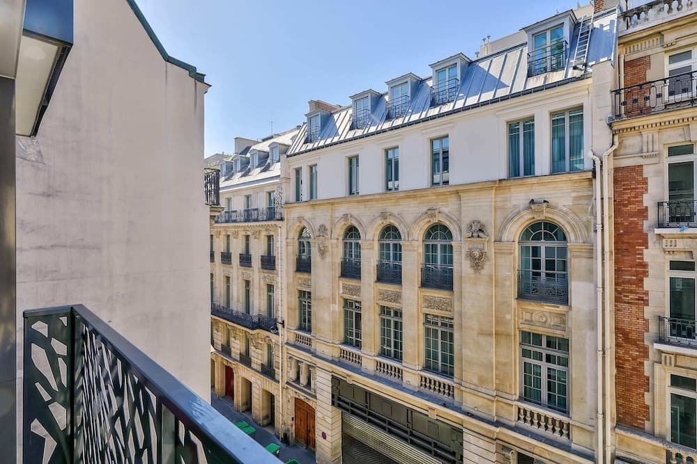Charming 2 Room Apartment With Balcony - Paris 8ème 9
