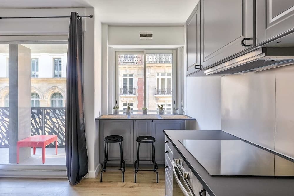 Charming 2 Room Apartment With Balcony - Paris 8ème 7