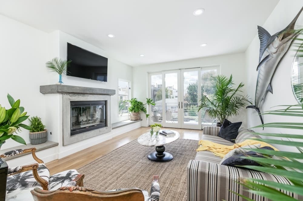 New Listing! Venice Canal-front W/ Pool, Near Beach 5 Bedroom Home 9