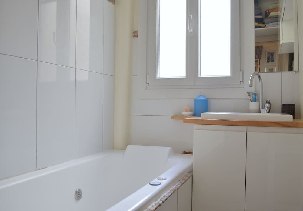 Bright Montmartre 1 Bedroom Flat 11