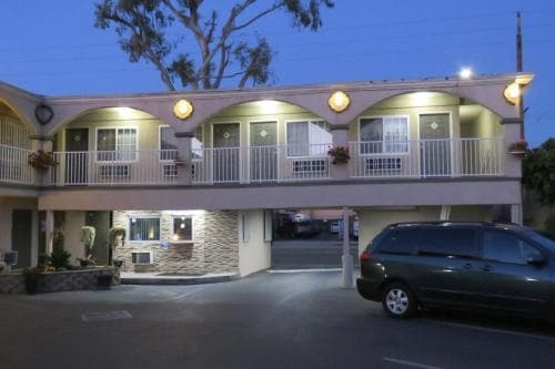 Foxys Den Motel 4