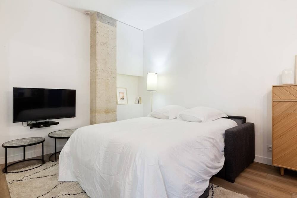 Chic & Contemporary Apartment With Two Bedroom 8