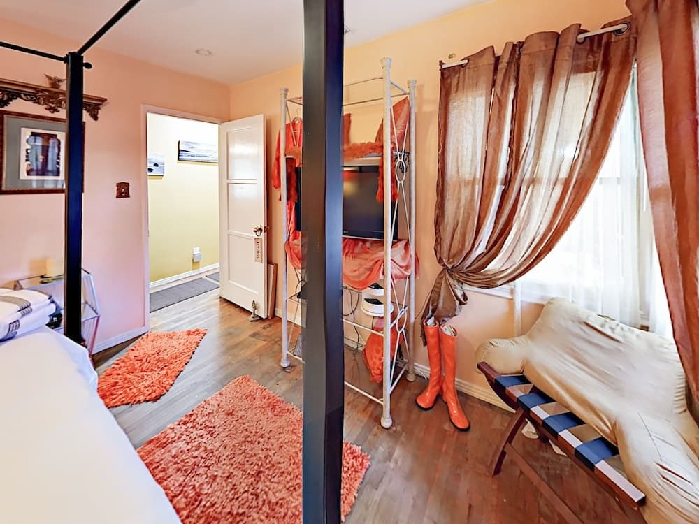 Charming Lake Balboa - 3 Br Home 6