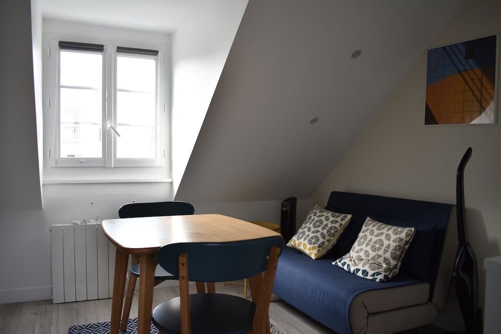 Cosy Renovated 1 Bedroom Apartment in 10th 8