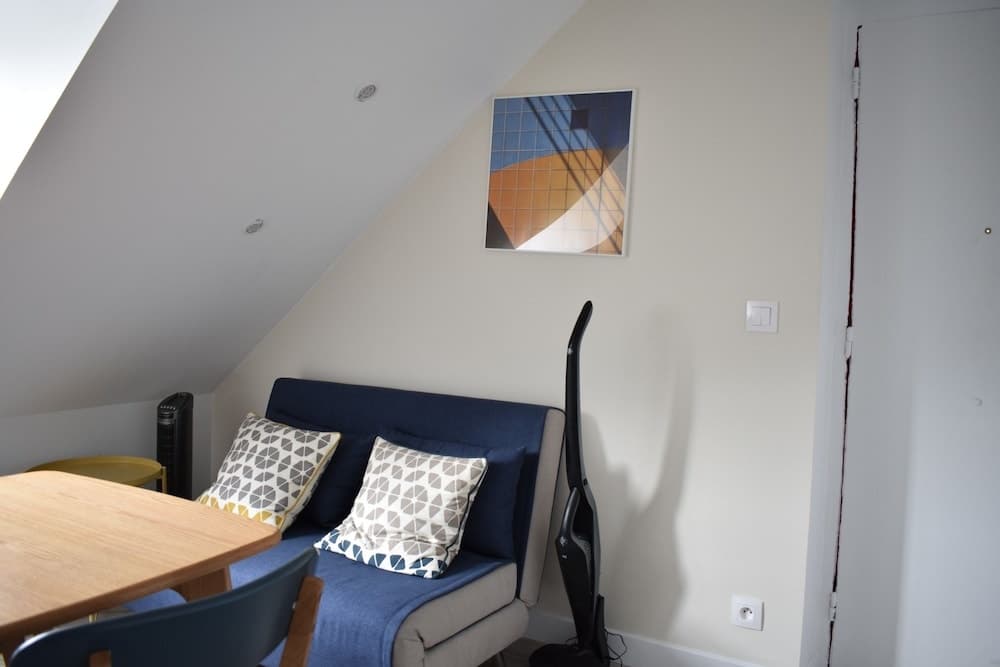 Cosy Renovated 1 Bedroom Apartment in 10th 9
