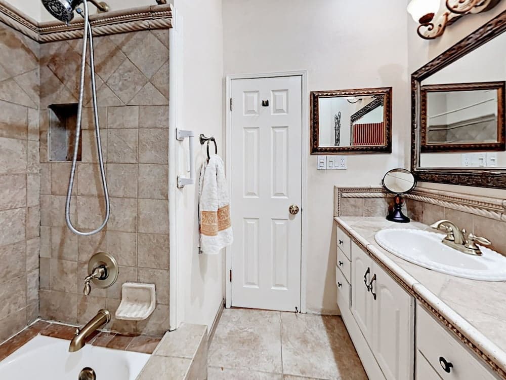 Charming Lake Balboa - 3 Br Home 2
