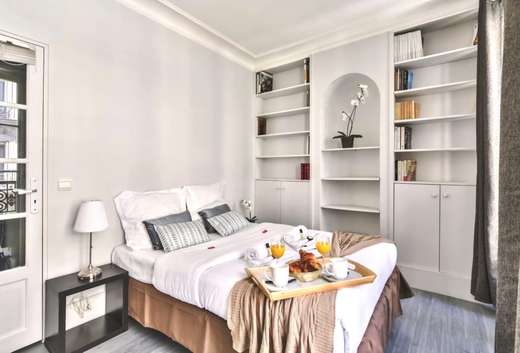 836 - Eiffel Tower View  - Parisian apartment 5