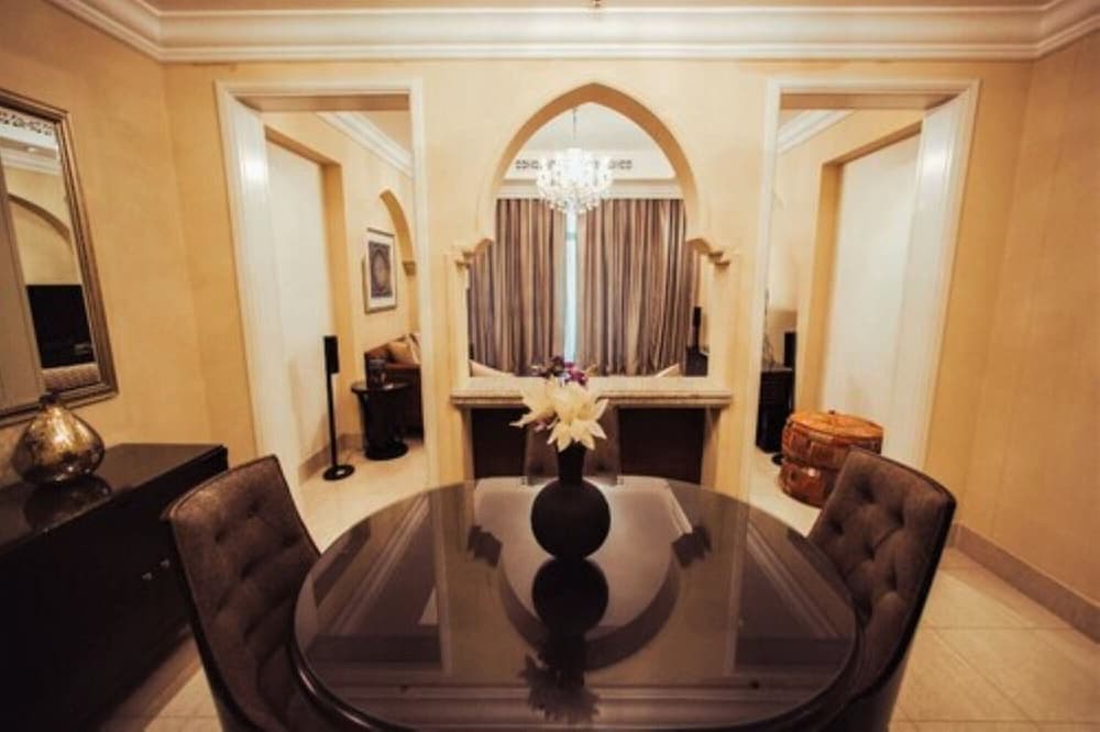Incredible Stay at Dubai Old Town Souk Al Bahar 17