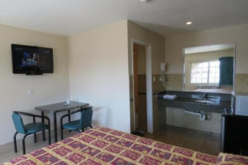 Foxys Den Motel 15
