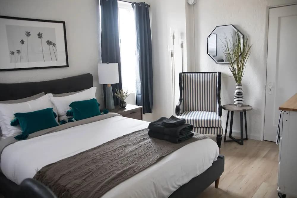 Charming Studio in Beverly Boulevard! Sleeps 2! 2