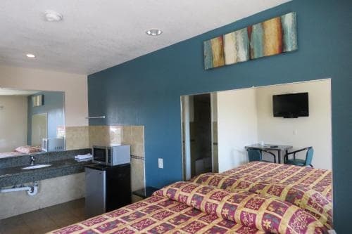 Foxys Den Motel 16