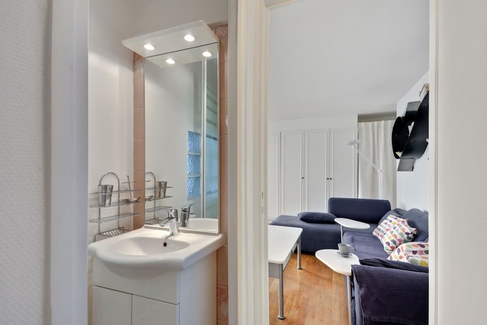 3 people apartment - Paris center by Weekome 9