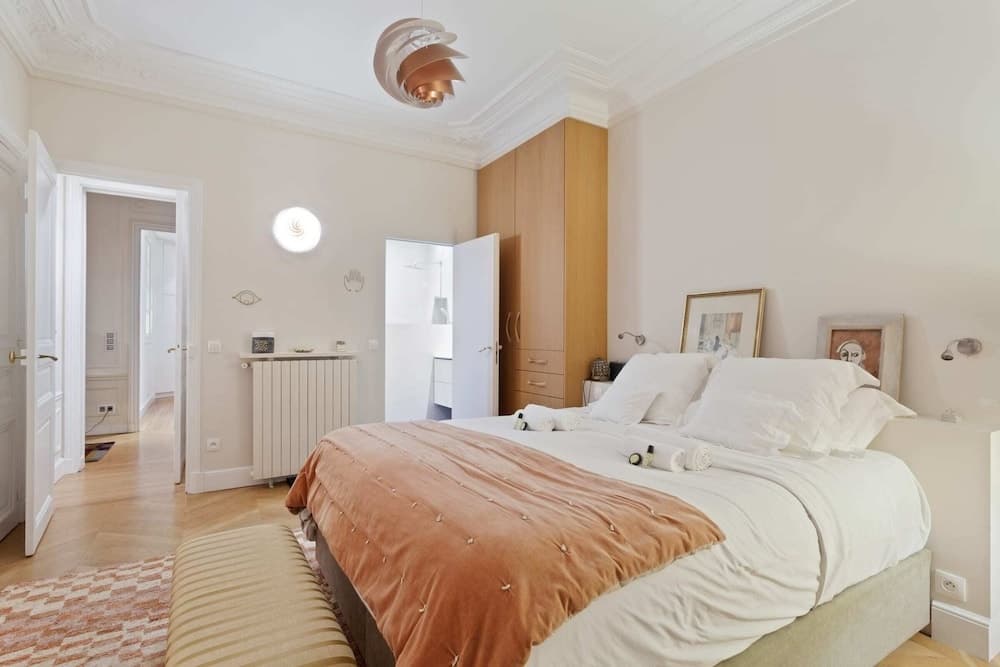 Beautiful Lavish Apartment for 6 in Paris VII by Guestready 7