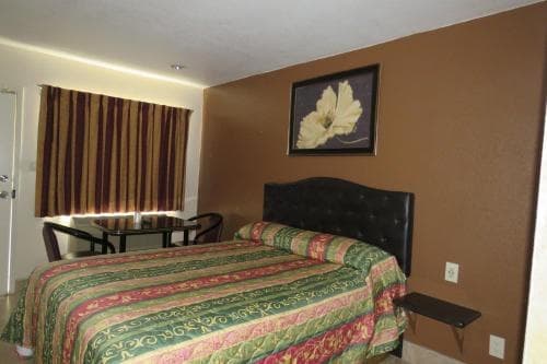 Foxys Den Motel 11