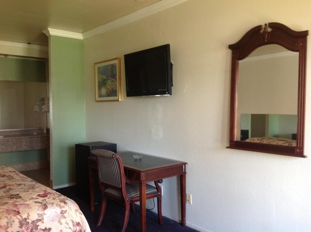 Crescent Inn 8