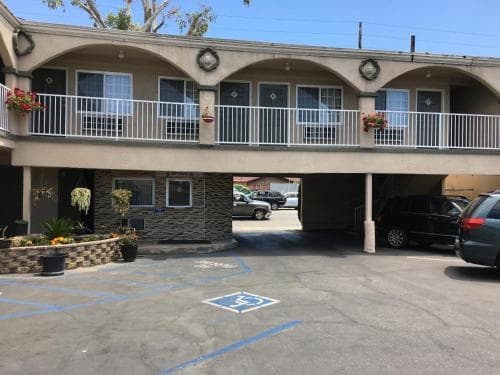 Foxys Den Motel 6