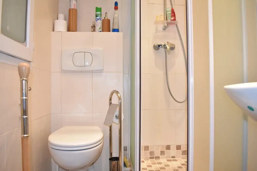 Simplistic 1 Bedroom Apartment in 17th 3