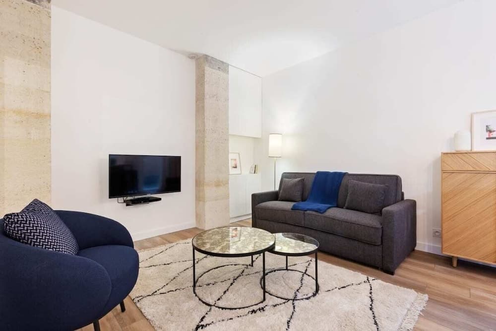 Chic & Contemporary Apartment With Two Bedroom 5