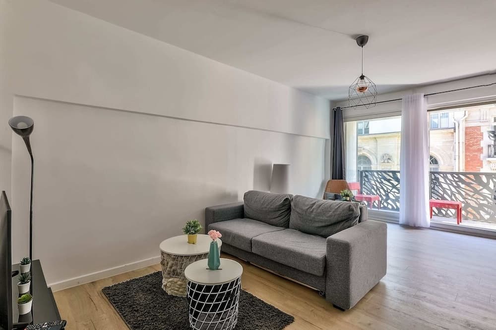 Charming 2 Room Apartment With Balcony - Paris 8ème 5