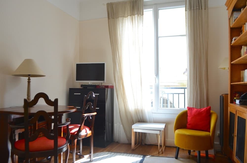 Bright Montmartre 1 Bedroom Flat 8