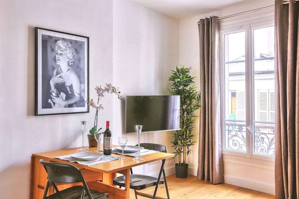 B  823 -  Buttes Chaumont - Spacieux appartement 13