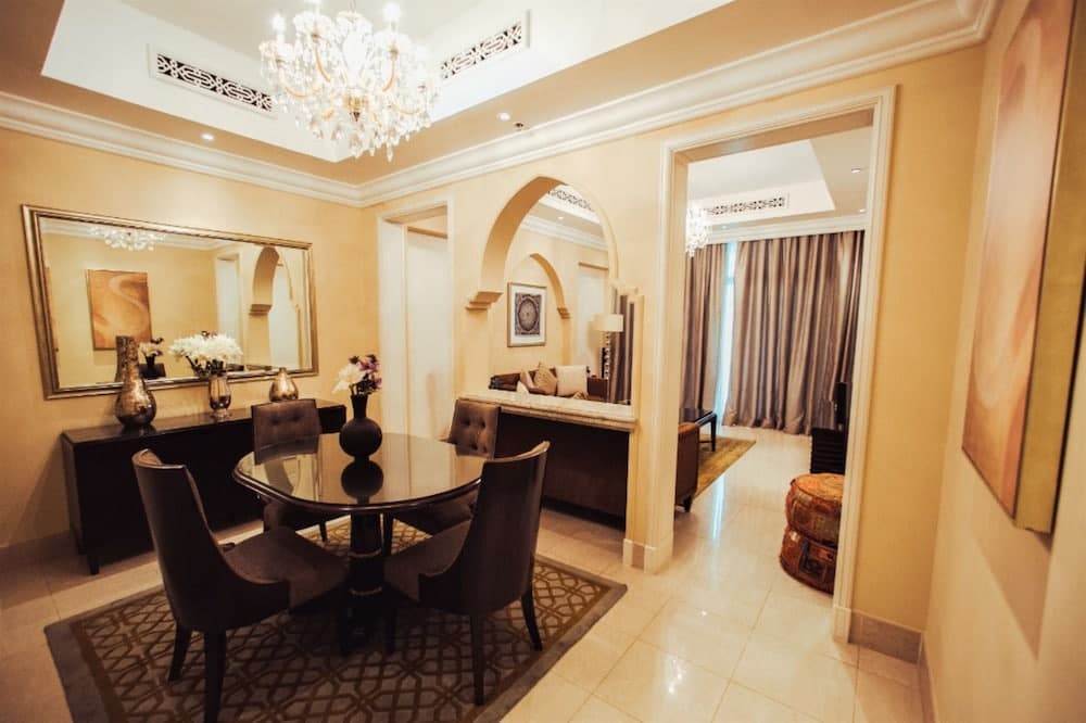 Incredible Stay at Dubai Old Town Souk Al Bahar 7
