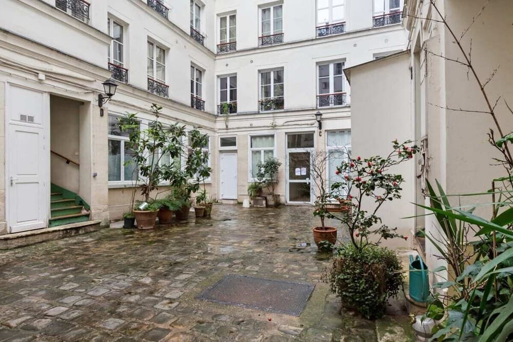 Chic & Contemporary Apartment With Two Bedroom 4