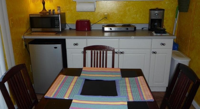 Woodland Hills Calabasas Guesthouses 2