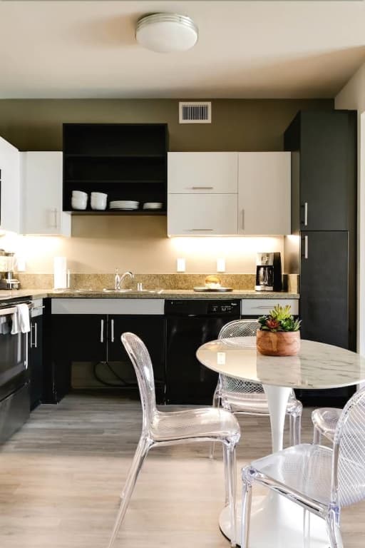 Walk to Venice Beach From a Sleek Apartment 7