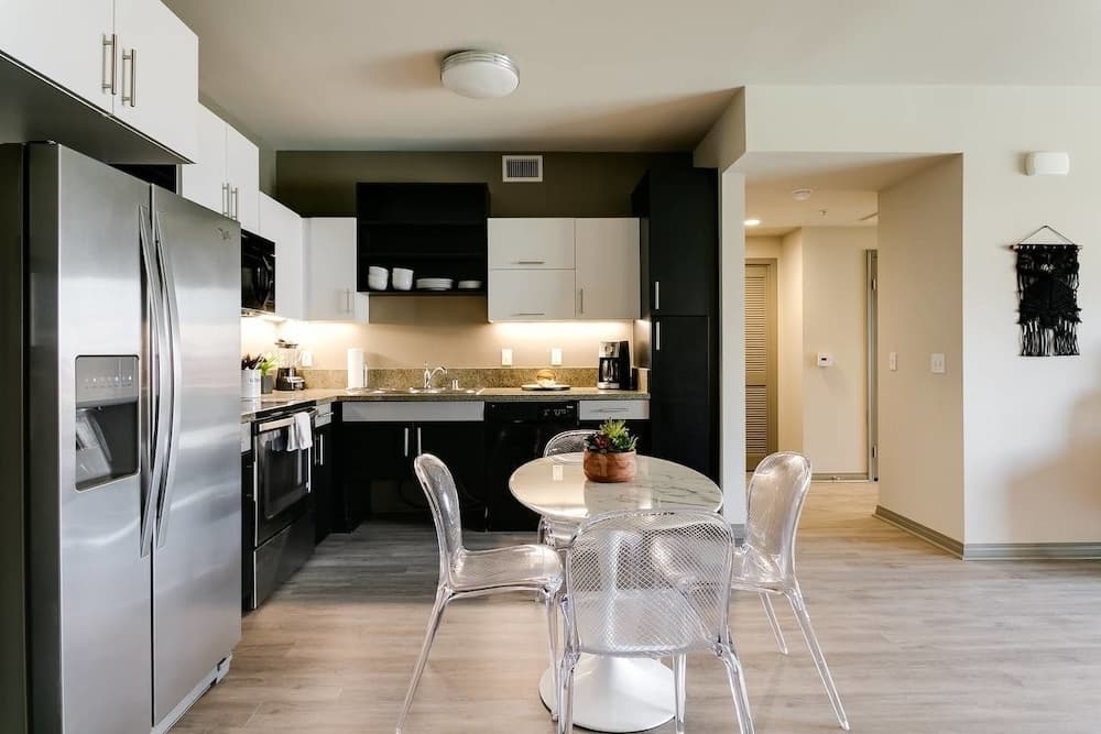 Walk to Venice Beach From a Sleek Apartment 11
