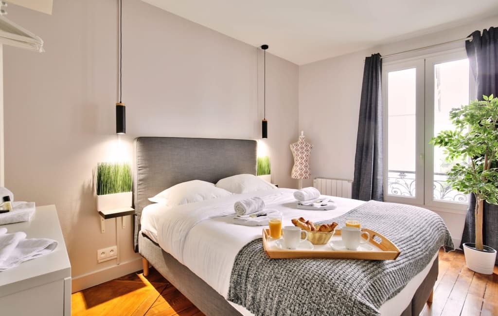 B 832  - Buttes Chaumont - Spacieux appartement 13