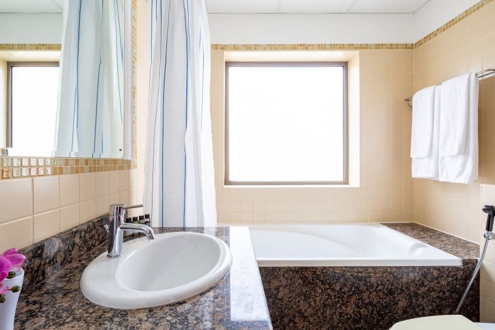 Radiant & Alluring 1BR Apartment W/ Marina Views 4