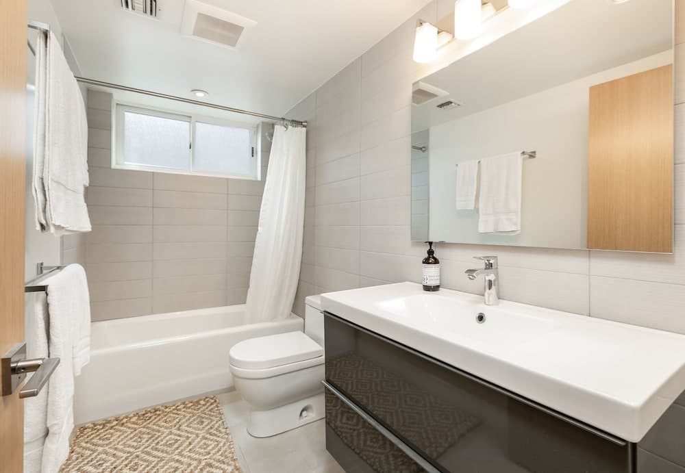 New Listing! Venice Canal-front W/ Pool, Near Beach 5 Bedroom Home 13