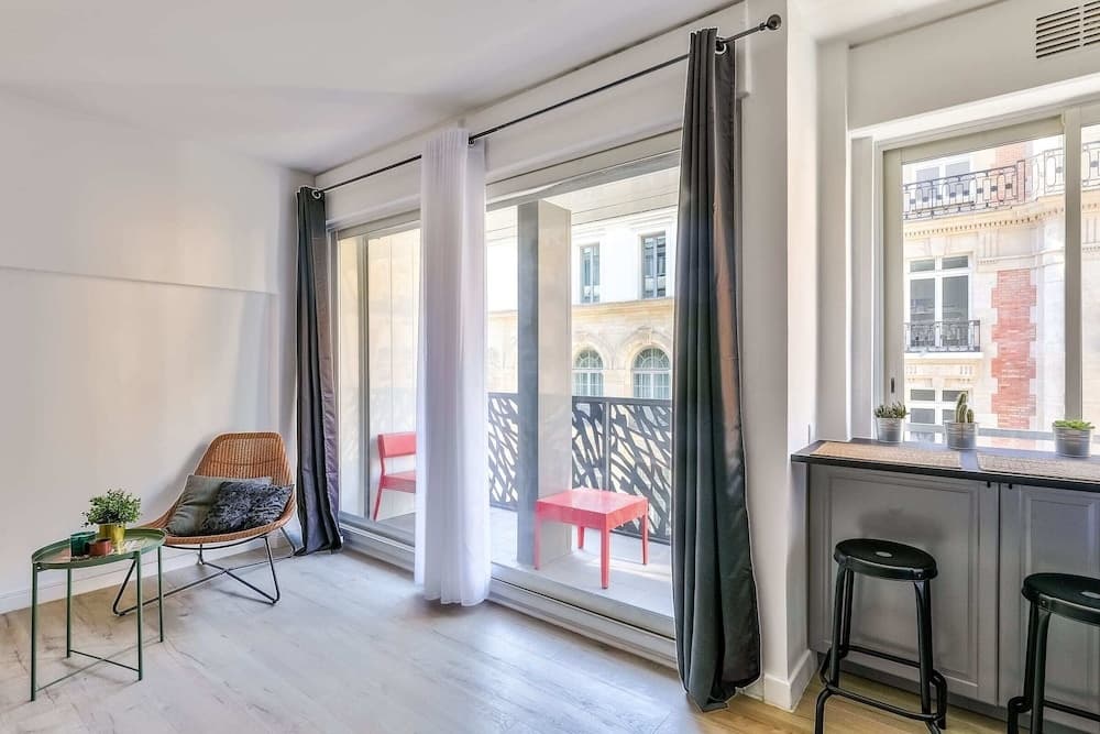 Charming 2 Room Apartment With Balcony - Paris 8ème 2