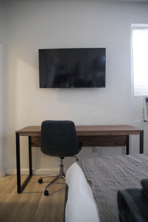 Charming Studio in Beverly Boulevard! Sleeps 2! 6