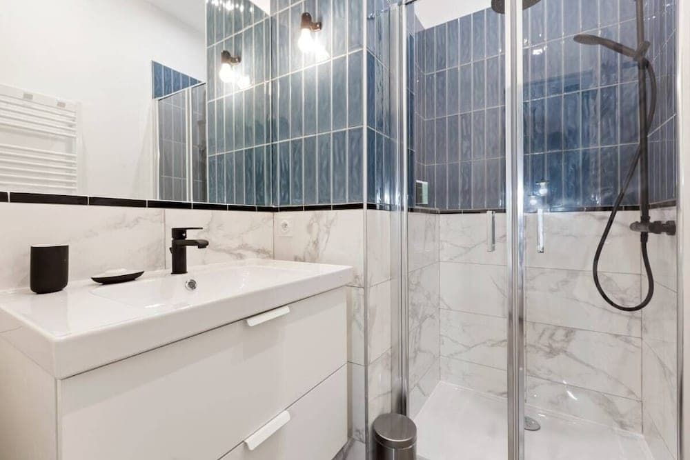 Chic & Contemporary Apartment With Two Bedroom 13