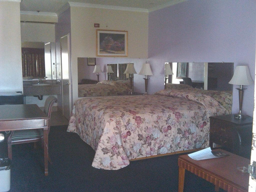 Crescent Inn 14