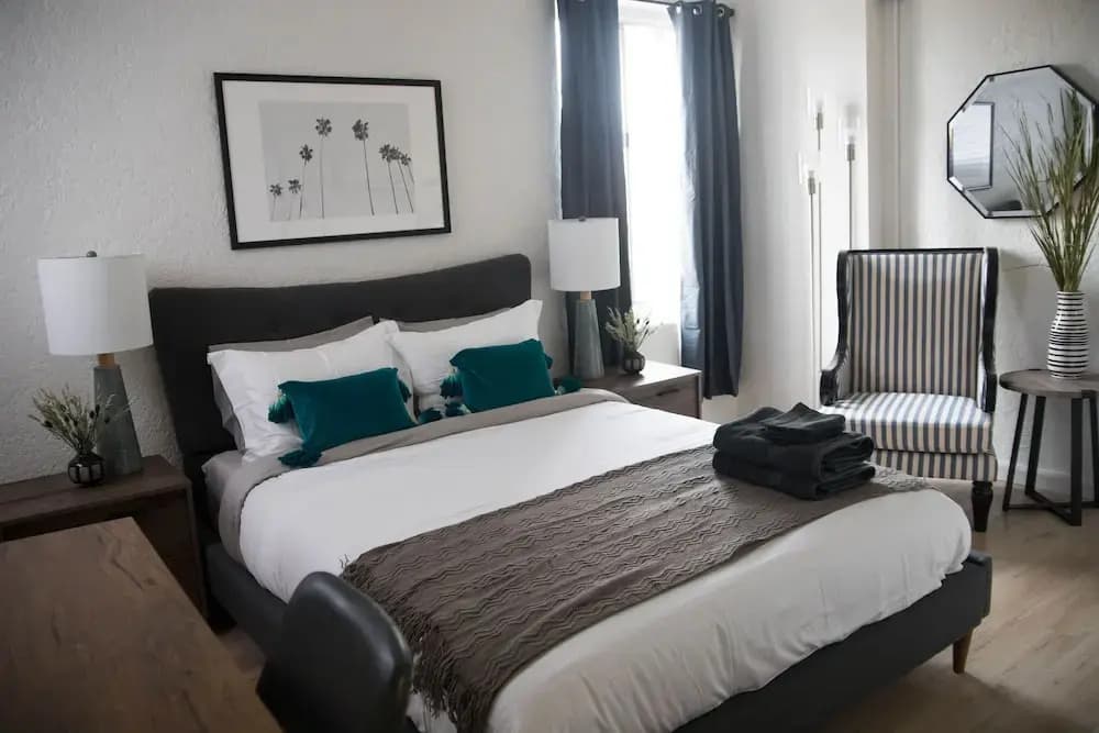 Charming Studio in Beverly Boulevard! Sleeps 2! 1