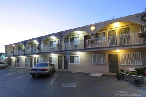 Foxys Den Motel 10