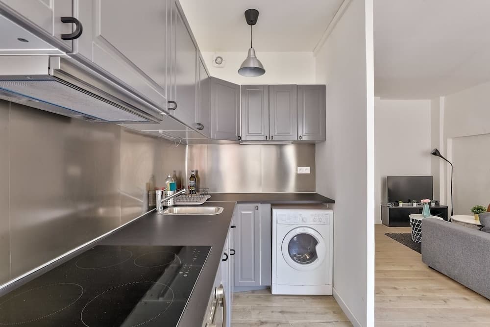 Charming 2 Room Apartment With Balcony - Paris 8ème 11