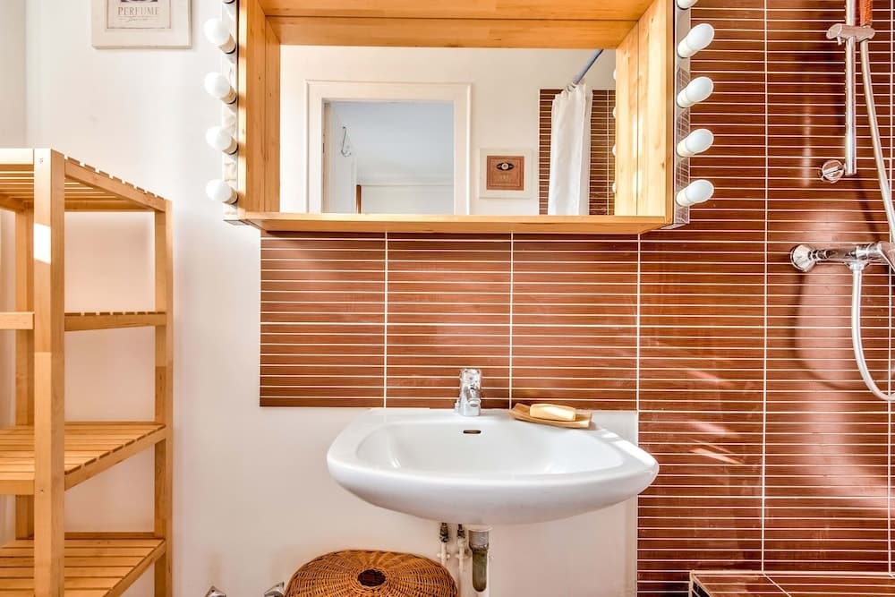 Charming Apartment for 2 in the 12th District 9