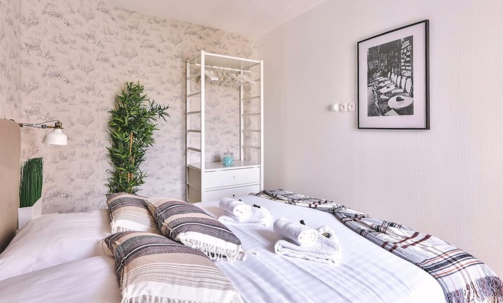 B  823 -  Buttes Chaumont - Spacieux appartement 12